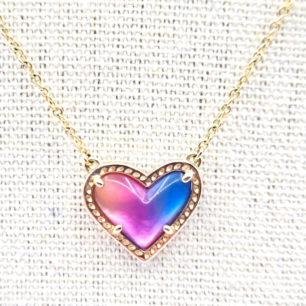 KENDRA SCOTT Ari Pendant Necklace in Watercolor Illusion Gold Plated - Picture 2 of 8